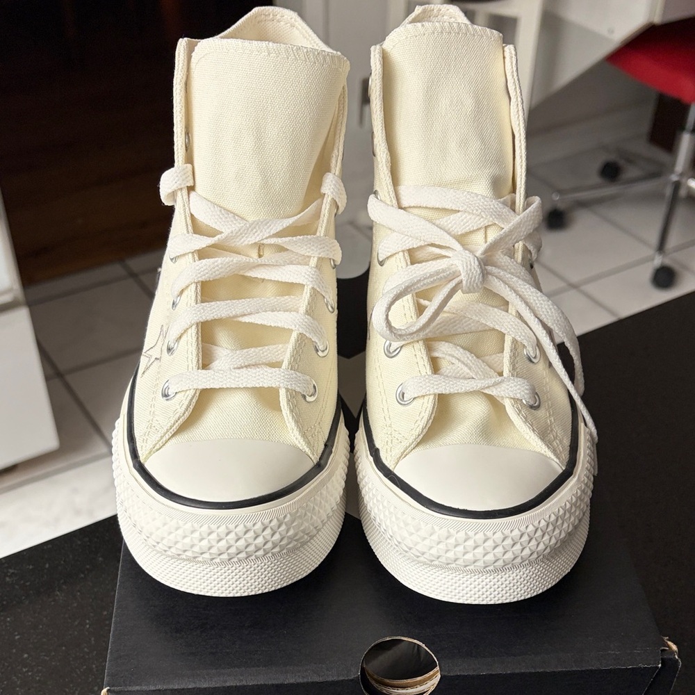 Converse Kids Cream High-Tops with Star Pattern - Picture 6 of 6